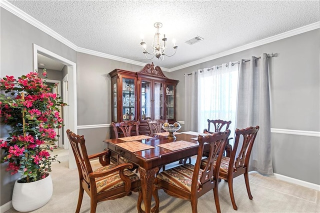 dining space featuring crown molding, a notable chandelier, visible vents, light carpet, and a textured ceiling