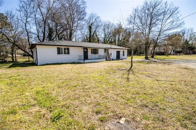 ranch-style house featuring a front yard