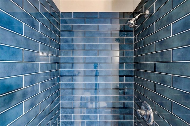 bathroom featuring tiled shower