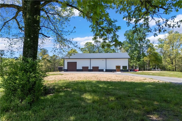 view of outdoor structure featuring a yard