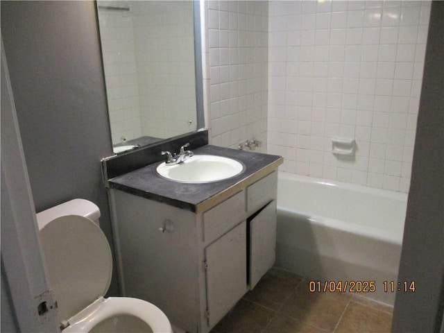 full bathroom with tile patterned floors, vanity, toilet, and tiled shower / bath