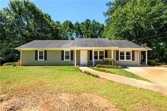 single story home with a front lawn