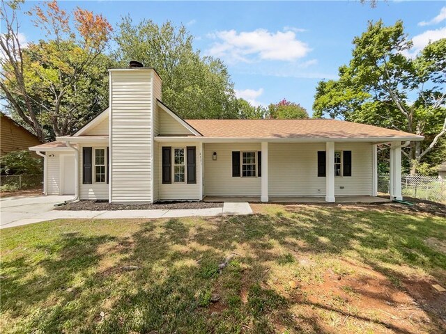 view of front of property featuring a front yard