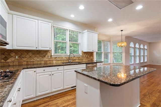 915 Summer Wind Pl, Roswell, GA 30075 - kitchen featuring a sink, light wood-style floors, appliances with stainless steel finishes, white cabinetry, and crown molding