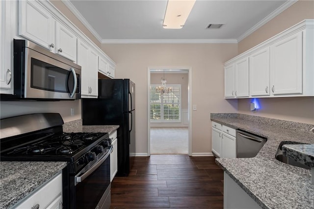 kitchen featuring a sink, stainless steel appliances, an inviting chandelier, and crown molding