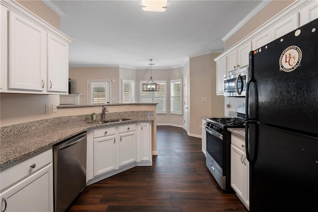 kitchen featuring ornamental molding, a sink, stainless steel appliances, a peninsula, and dark wood-style flooring