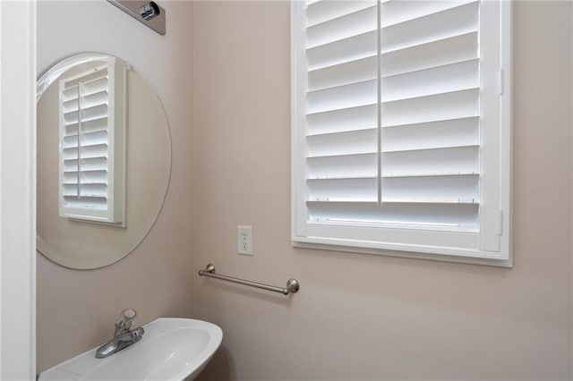 bathroom featuring a sink