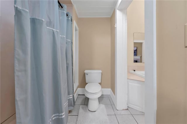 bathroom featuring toilet, a shower with curtain, tile patterned flooring, and baseboards