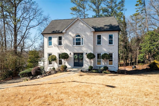 view of front of home featuring a front yard