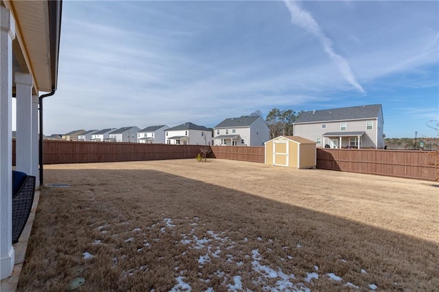 view of yard featuring a shed