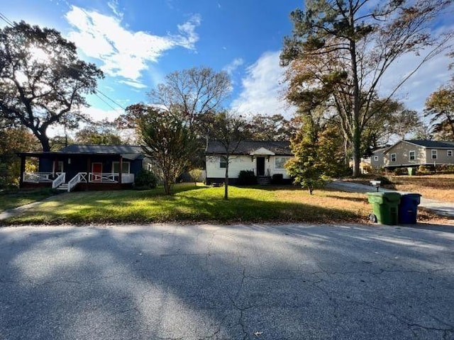 single story home featuring a front lawn