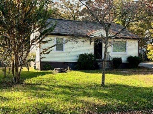 view of front of property with a front yard