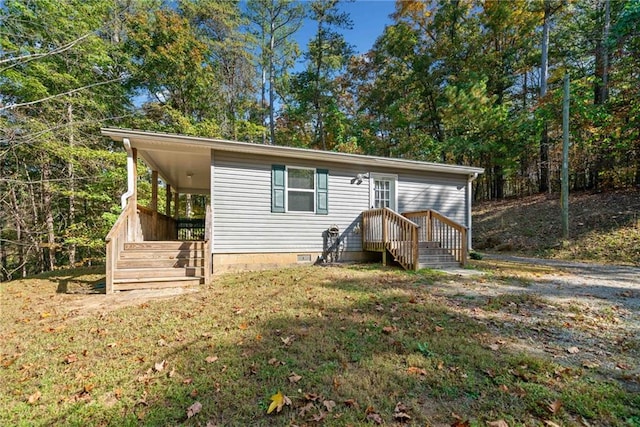 manufactured / mobile home featuring a front yard