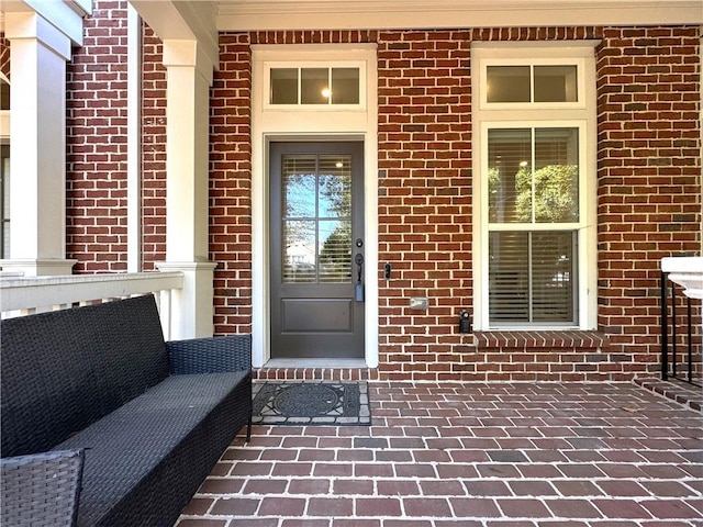 entrance to property featuring outdoor lounge area and a porch