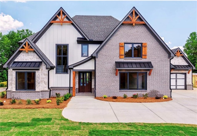 view of front of house featuring a front lawn and a garage