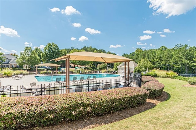 view of swimming pool featuring a lawn