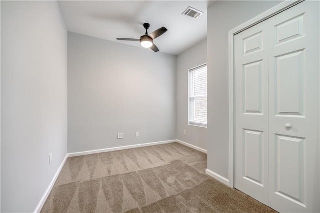 carpeted empty room featuring ceiling fan