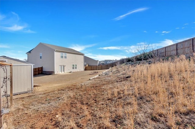 view of yard with a storage shed