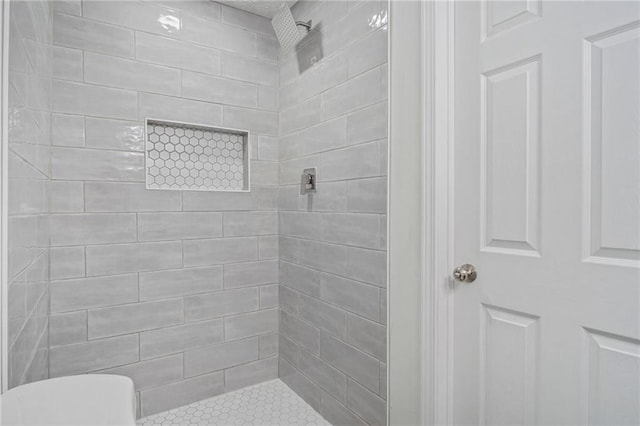 bathroom featuring tiled shower