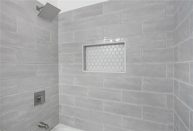 bathroom featuring tiled shower / bath