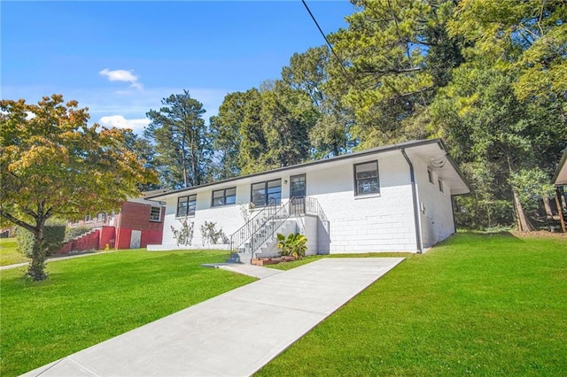 single story home with a front yard