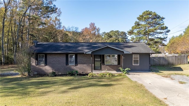 ranch-style home featuring a front lawn