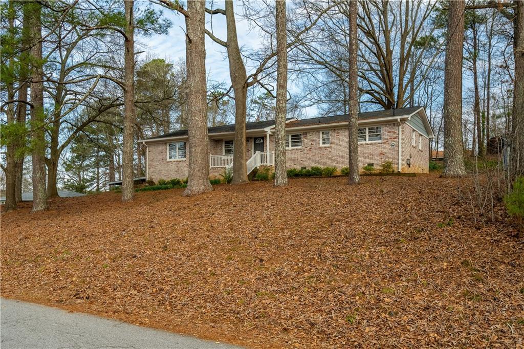 ranch-style home featuring brick siding