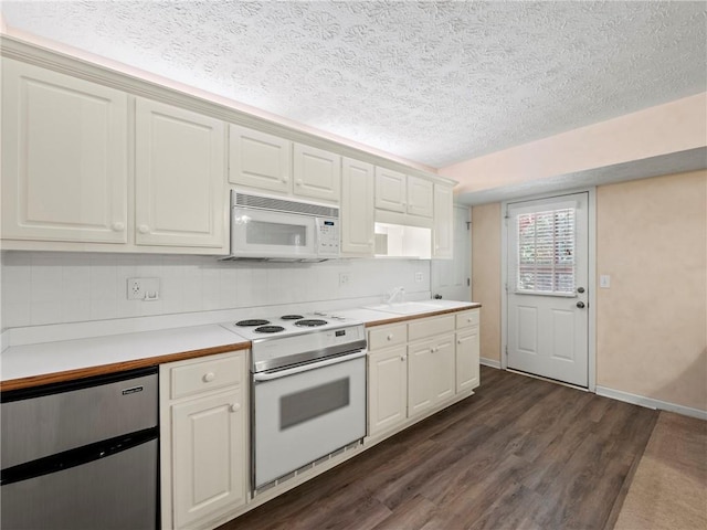 4654 Fox Forrest Dr, Flowery Branch, GA 30542 - kitchen with white appliances, dark wood-style flooring, light countertops, a sink, and a textured ceiling