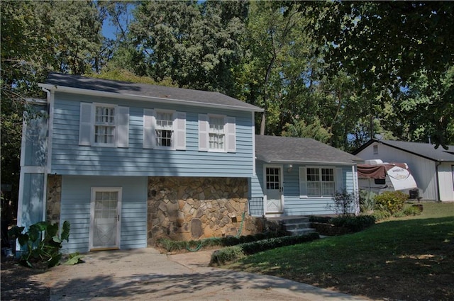 view of front of home featuring a front lawn