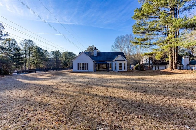 single story home featuring a front lawn