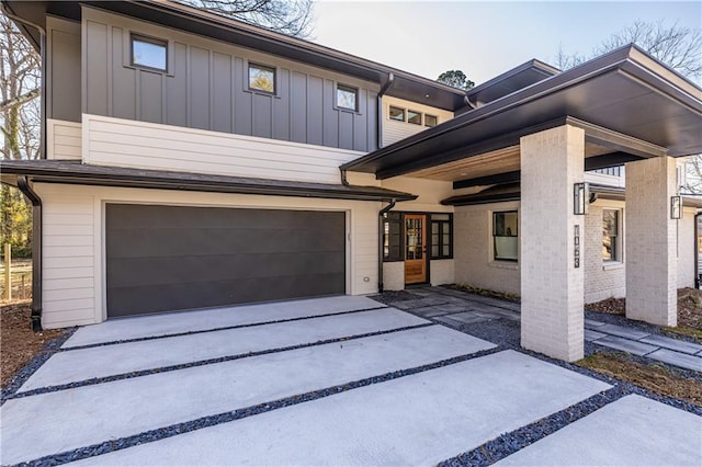 view of front of property featuring a garage