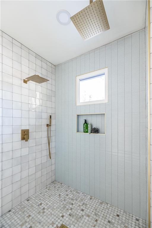 bathroom featuring tiled shower