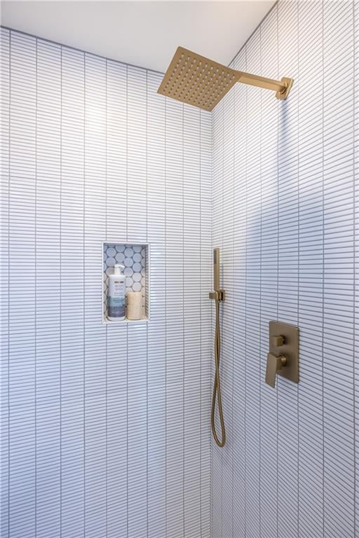 details featuring tiled shower