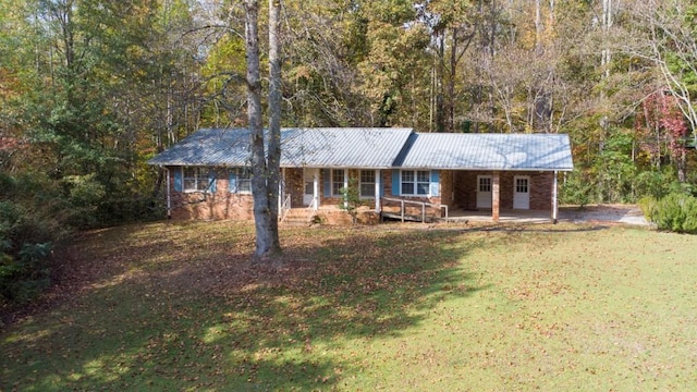 ranch-style house featuring a front lawn