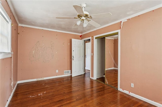 unfurnished bedroom with ceiling fan, ornamental molding, dark hardwood / wood-style floors, and a closet