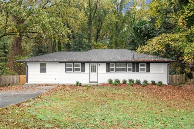 ranch-style house featuring a front lawn