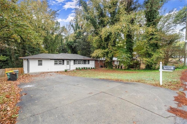 view of front of property with a front yard