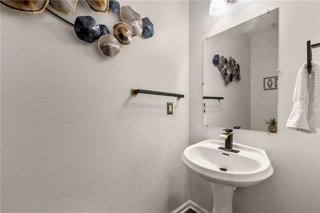 bathroom featuring sink