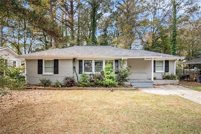 ranch-style house featuring a front lawn