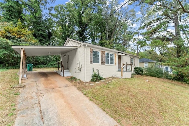 view of front of property featuring a front yard and a carport