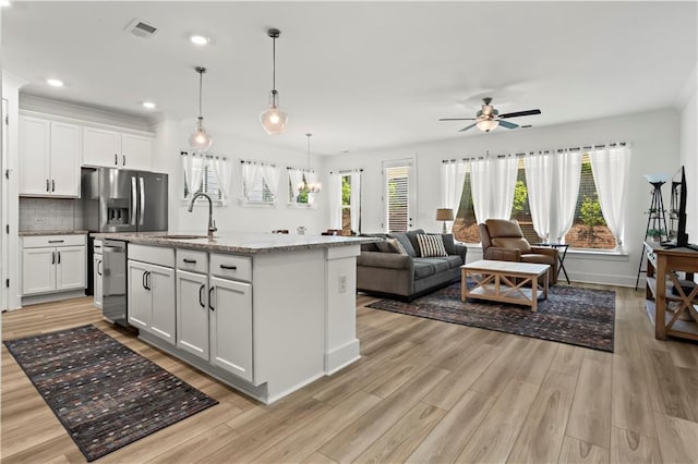 kitchen featuring a sink, stainless steel appliances, ceiling fan, light wood-type flooring, and recessed lighting