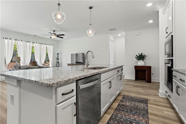 kitchen with stainless steel appliances, a sink, light wood-type flooring, a ceiling fan, and recessed lighting