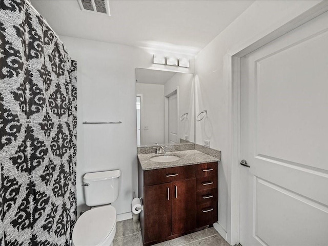 full bath with toilet, visible vents, vanity, and a shower with curtain