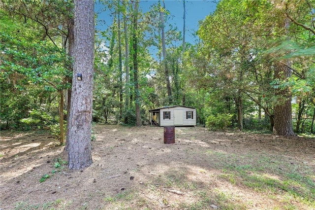 view of yard featuring a storage shed