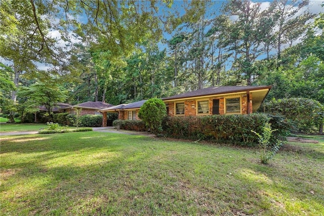 ranch-style home featuring a front lawn