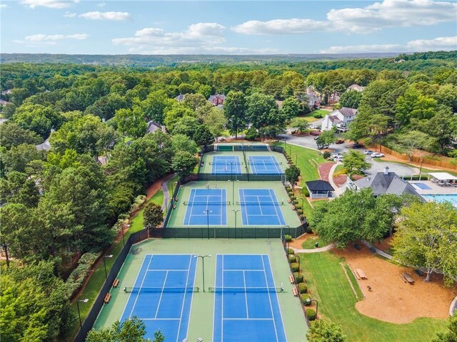 birds eye view of property featuring a forest view