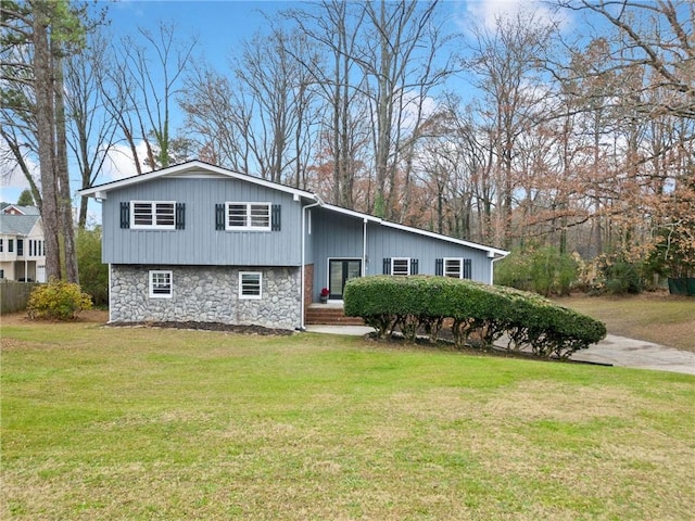 view of front of property featuring a front lawn