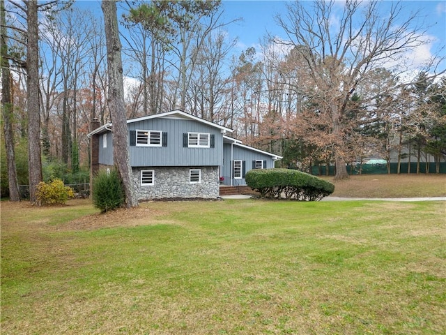 split level home with a front lawn