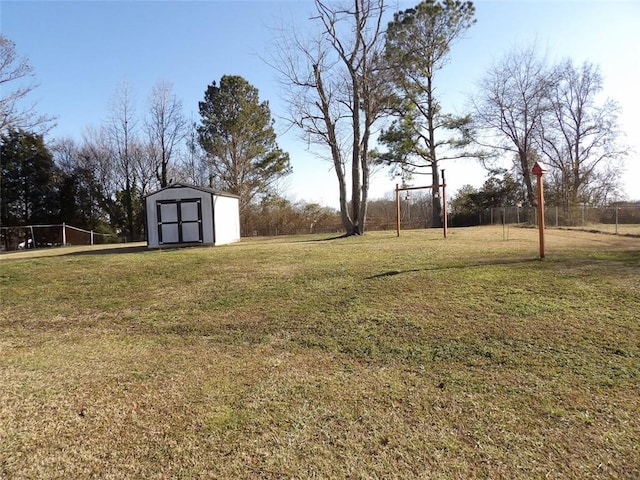 view of yard with a storage unit