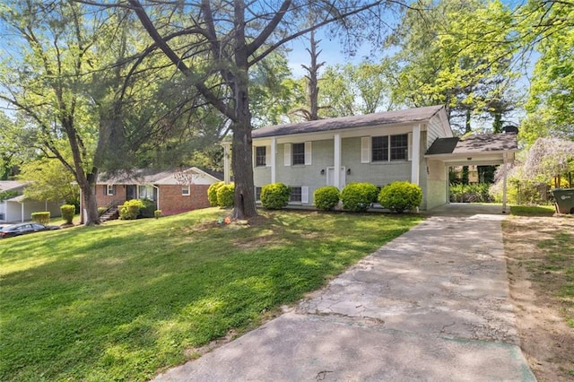 view of front of property featuring a carport and a front lawn